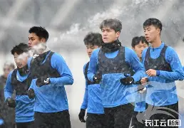 关于今晚武汉三镇备战法甲，门线救险细节曝光，压力陡增，更衣室氛围转暖的信息